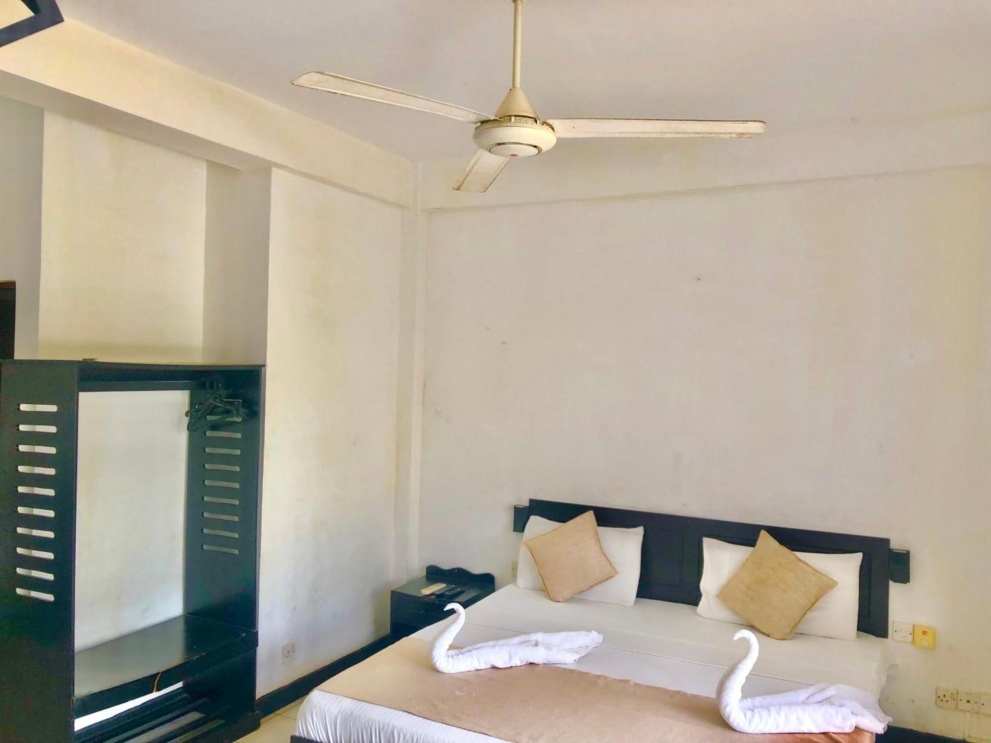Katunayaka Hotel Nathaliya מראה חיצוני תמונה